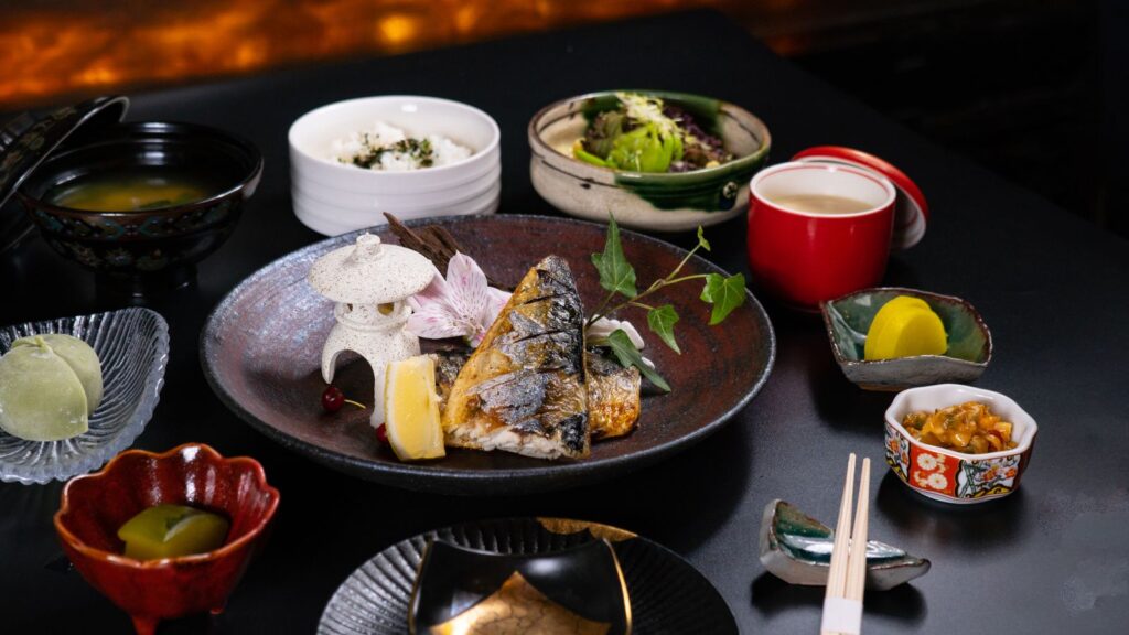 焼き魚とご飯、汁物、小鉢が並ぶ和食の定食